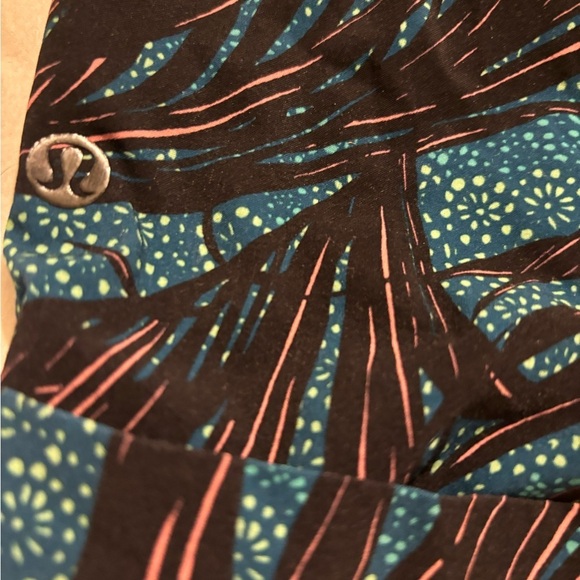 Lululemon paper page shorts size 6 palm leaf print - Picture 5 of 6
